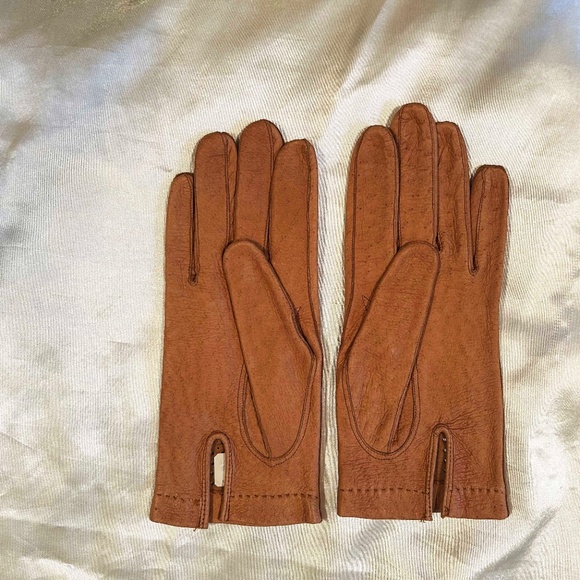 VINTAGE WRIST LENGTH LEATHER GLOVES, CARAMEL, ACCENTED WITH HOLES - Picture 3 of 4